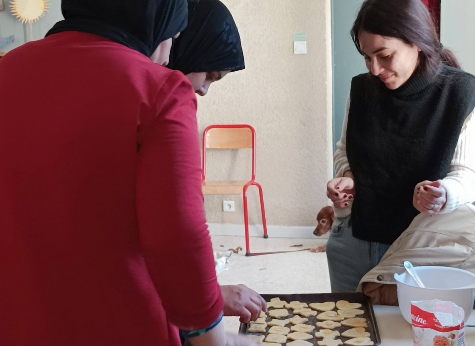 les bénévoles et personnes accompagnées pour la préparation du Café-Rencontre du 6 décembre 2024